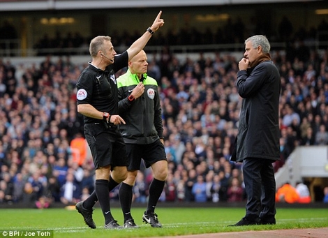 HLV Mourinho bị truất quyền chỉ đạo trong trận đấu với West Ham