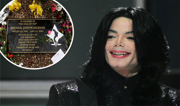 Michael Jackson vẫn giữ vị trí đầu danh sách ngôi sao quá cố kiếm nhiều tiền nhất