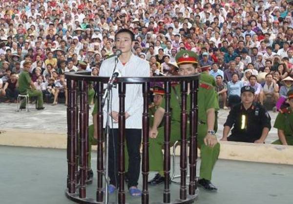 Hung thủ Đặng Văn Hùng tại phiên xử