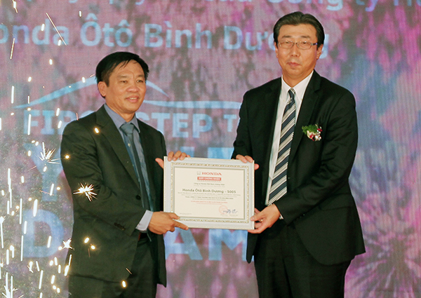 Tổng giám đốc Honda Việt Nam (phải) trao chứng nhận đại lý ủy quyền 