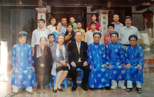 Ông Ban Ki-moon cùng vợ chụp ảnh trước nhà thờ Phan Huy ở Sài Sơn. Ảnh gia đình cung cấp