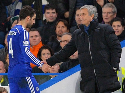 Fabregas dẫn đầu cuộc nổi loại chống đối Mourinho