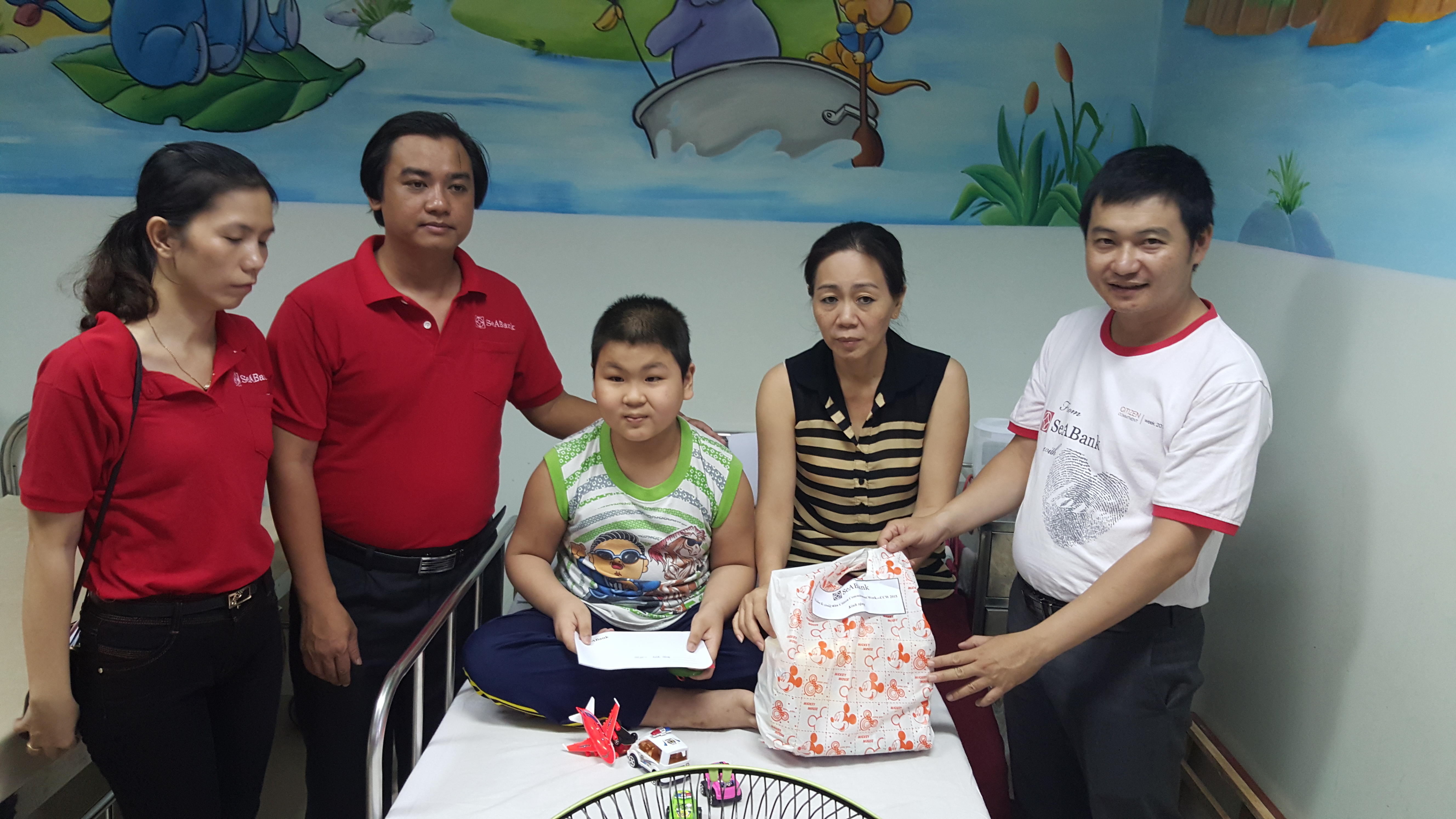 SeABank thăm hỏi và trao quà cho các bệnh nhân tại Bệnh viện ung thư Đà Nẵng