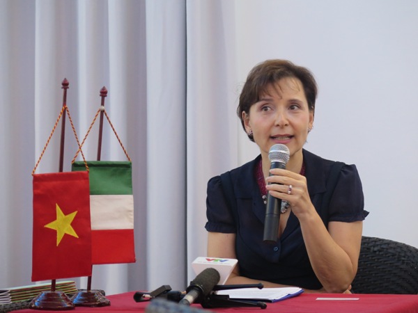 Nữ Đại sứ xinh đẹp của Italia – bà Cecilia Piccioni tại cuộc họp báo chiều nay (4/11) ở thủ đô Hà Nội (Ảnh: Hải Yến)