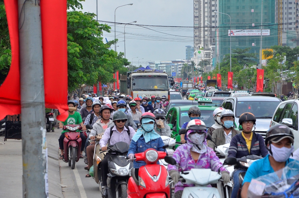 Ùn tắc giao thông trên đường Nguyễn Hữu Thọ, TPHCM