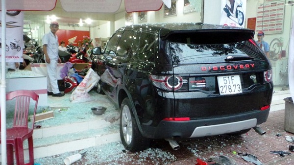 TP Hồ Chí Minh: ​Ôtô đâm nát vụn hàng loạt xe máy