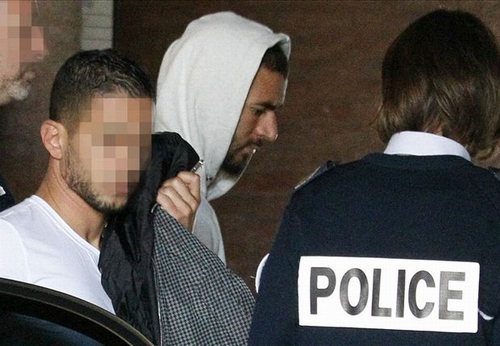 Benzema (giữa) bị cảnh sát Pháp áp giải