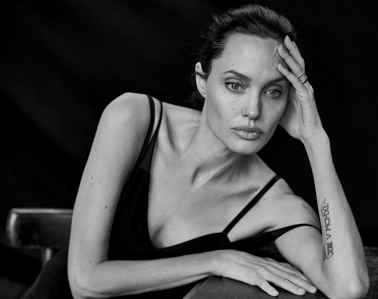Angelina Jolie để mặt mộc vẫn quyến rũ phát sốt