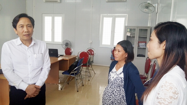 Thứ trưởng Bộ Nội vụ - Trần Anh Tuấn gặp gỡ các giao viên bị cắt hợp đồng lao động (Ảnh: Dân việt)