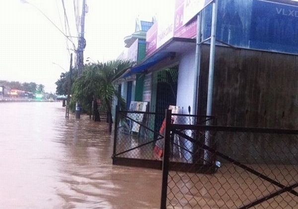 Nhà dân ven Quốc lộ 1A đoạn qua tổ dân phố Hòa Bình, phường Cam Nghĩa (TP Cam Ranh, Khánh Hòa) bị nhấn chìm trong nước