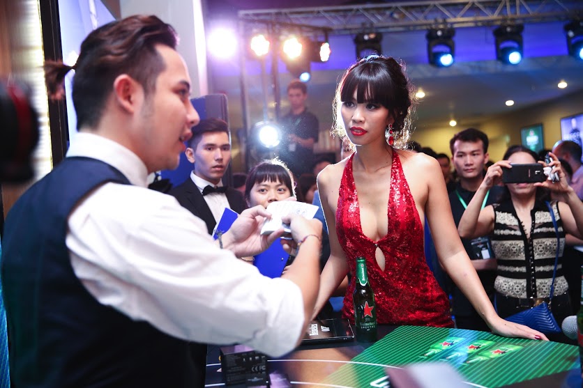 Ha Anh cham chu lang nghe ao thuat gia gia thich va thu thach tai Casino Royal.jpg