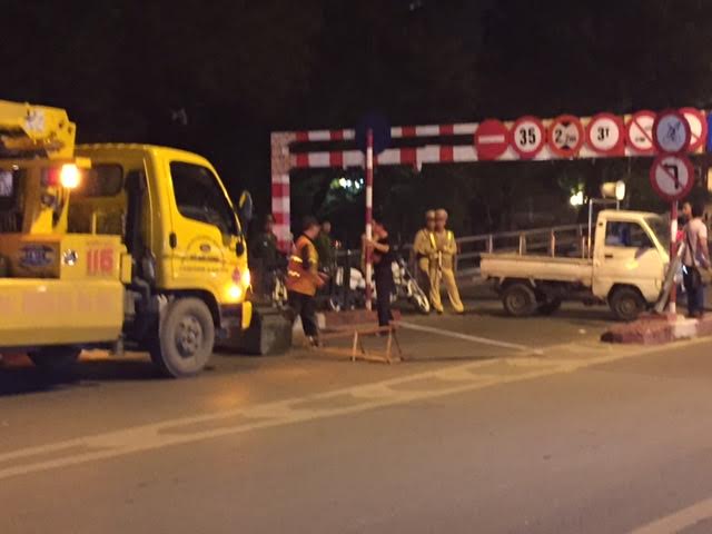 Hà Nội: Taxi đâm xe máy, người bị thương nằm la liệt