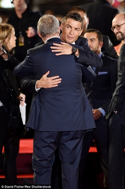 C.Ronaldo ôm chặt Sir Alex trong ngày tái ngộ.