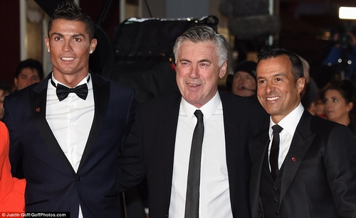 HLV Ancelotti cùng người đại diện của CR7