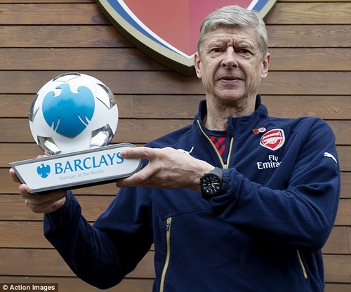 Ông Wenger bên danh hiệu 