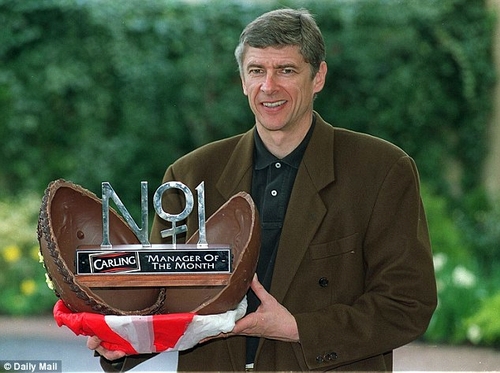 Danh hiệu HLV xuất sắc nhất ông Wenger có được năm 1998. Danh hiệu khi đó được đặt trong mô hình quả trứng phục sinh