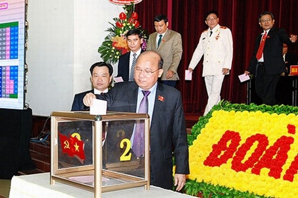 Các đại biểu bỏ phiếu bầu Ban chấp hành Đảng bộ tỉnh Bình Thuận khóa mới.