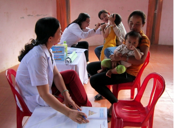 Bác sĩ Vinamilk- Hồ Thị Nam Huế đang tư vấn chế độ dinh dưỡng cho bé.