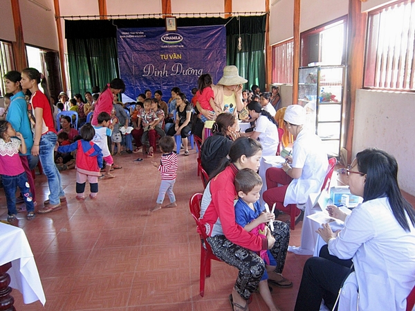 Các bác sĩ Vinamilk đang thăm khám và tư vấn cho mẹ và bé tại Nhà Làng, Quảng Nam.