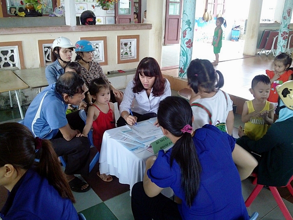 Ông ngoại đang chăm chú lắng nghe bác sĩ Vinamilk –Nguyễn Vĩnh Hoàng Oanh tư vấn chế  độ dinh dưỡng cho bé.