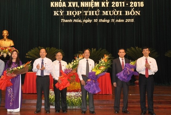 Bà Lê Thị Thìn và ông Ngô Văn Tuấn (áo vét đen) được bầu giữ chức Phó Chủ tịch UBND tỉnh Thanh Hóa
