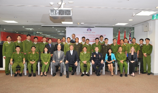 Đại sứ Australia Hugh Borrowman và Thiếu tướng Nguyễn Phong Hòa và học viên ARLEMP 39.