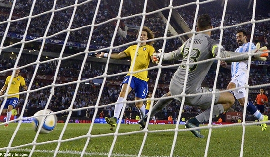 Lavezzi ghi bàn mở tỉ số cho Argentina cuối hiệp 1