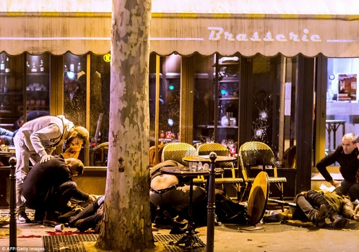 Người chết và bị thương nằm la liệt bên ngoài quán cafe Bonne Biere tại Paris