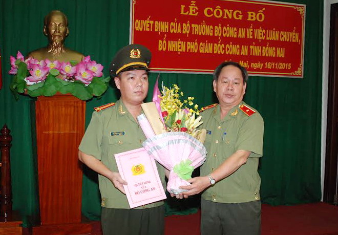 Thiếu tướng Nguyễn Thanh Nam, Phó tổng cục trưởng Tổng cục chính trị Công an nhân dân (người bên phải) trao quyết định của BCA bổ nhiệm Trung tá Lê Hoàng Ngân làm PGĐ Công an tỉnh Đồng Nai.