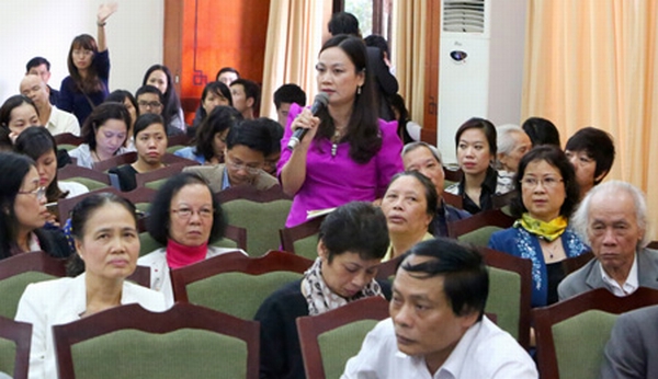 Cô Nguyễn Thị Minh Hải (người mặc áo tím) đang phát biểu tại Hội thảo Khoa học môn Lịch sử trong giáo dục phổ thông.