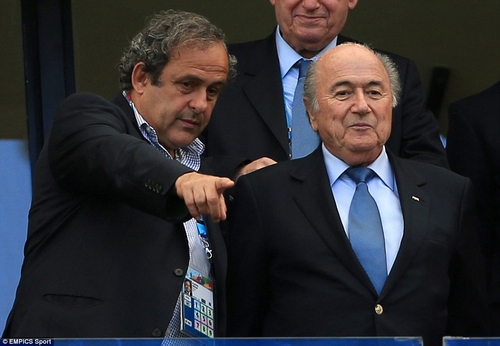 2 ông Platini (trái) và Blatter sẽ tiếp tục bị treo quyền chỉ đạo