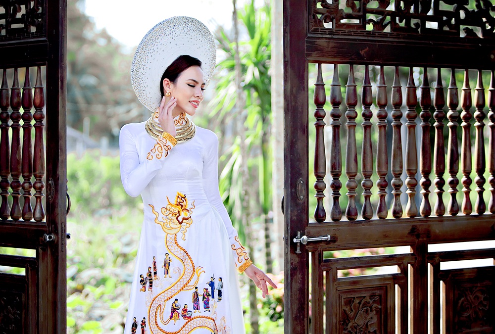 Lệ Quyên đẹp tinh khôi với quốc phục tại Hoa hậu Siêu quốc gia