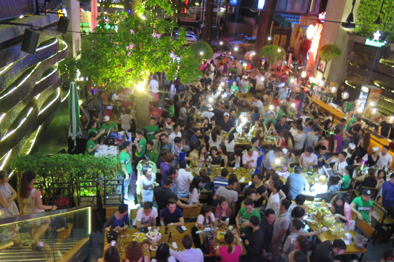 500 dân chơi nhảy múa ở &quot;vũ trường&quot; lộ thiên giữa Sài Gòn