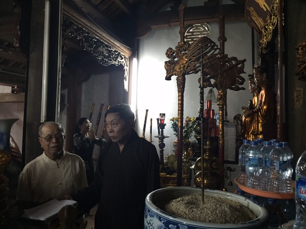 Chiếc lư hương sứ được dùng để thay thế lư hương cổ đã bị mất tại chùa Nền