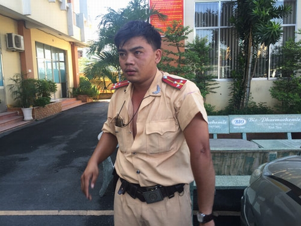 Thượng úy Võ Văn Thoại bị nôn ói, khó thở sau khi bị hành hung nên được đưa đi bệnh viện cấp cứu