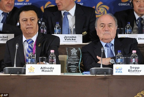 Ông bên cạnh chủ tịch Blatter trong một cuộc họp của FIFA năm 2012