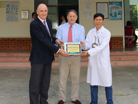 Hỗ trợ thiết bị cấp cứu cho 101 trung tâm y tế xã Quảng Nam, Quảng Ngãi