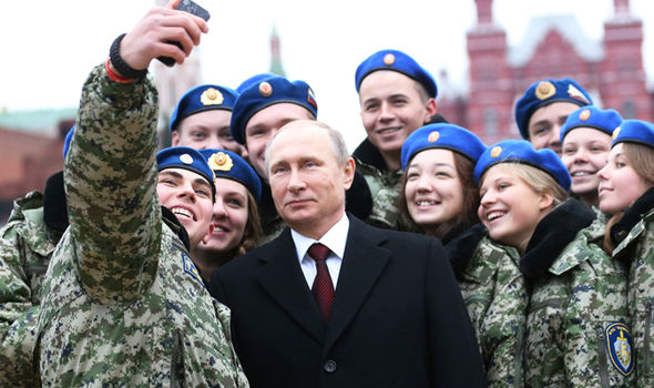 Tổng thống Putin chụp ảnh tự sướng với các học viên trường sĩ quan của Nga