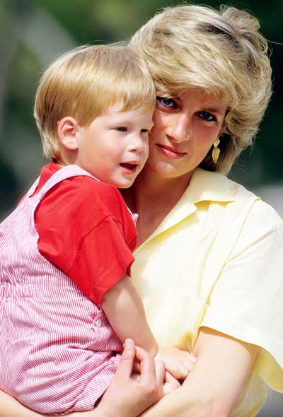 Hoàng tử Harry bên mẹ, cố công nương Diana, khi bà còn sống
