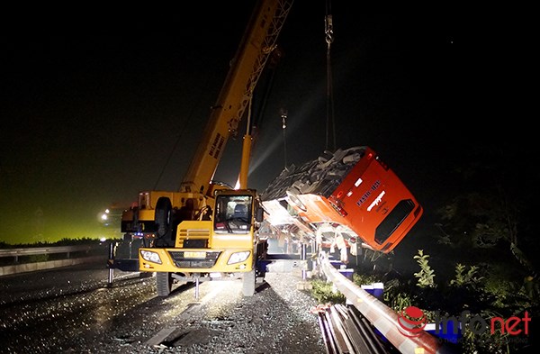Xe khách được cẩu lên tại hiện trường vụ tai nạn trên cao tốc Pháp Vân - Cầu Giẽ.