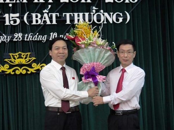 Ông Phạm Đình Nghị (bên phải) trúng cử chức danh Chủ tịch UBND tỉnh Nam Định. Ảnh: Dân Trí