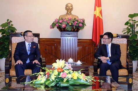 Phó Thủ tướng, Bộ trưởng Bộ Ngoại giao Phạm Bình Minh tiếp Đại sứ Triều Tiên Kim Myong Gil. Ảnh: VGP