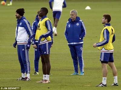 Mourinho lại hằm hè với các cầu thủ Chelsea