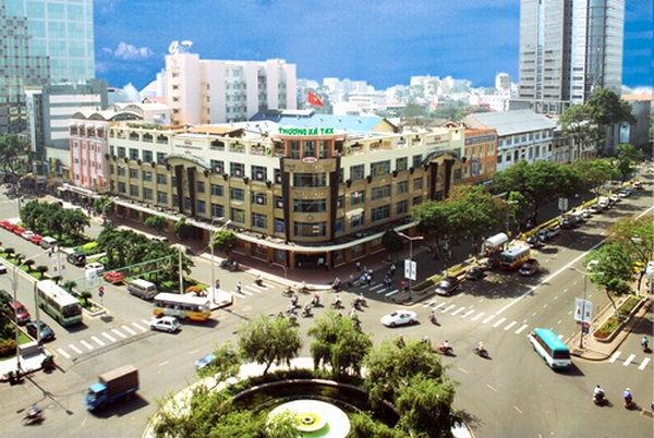 Thương xá Tax tiếp giáp 3 đại lộ mua bán sầm uất và nhộn nhịp nhất thành phố là Nguyễn Huệ, Lê Lợi và Pasteur. Từ ngày 25/9/2014, nơi này đã ngừng hoạt động. Ảnh: TXT