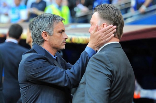 Mourinho sẽ tiếp quản chiếc ghế của ông thày Van Gaal?