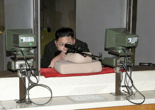 Lãnh đạo Triều Tiên Kim Jong Un đang thử súng