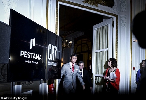 C.Ronaldo trong buổi họp công bố quyết định hợp tác xây khách sạn