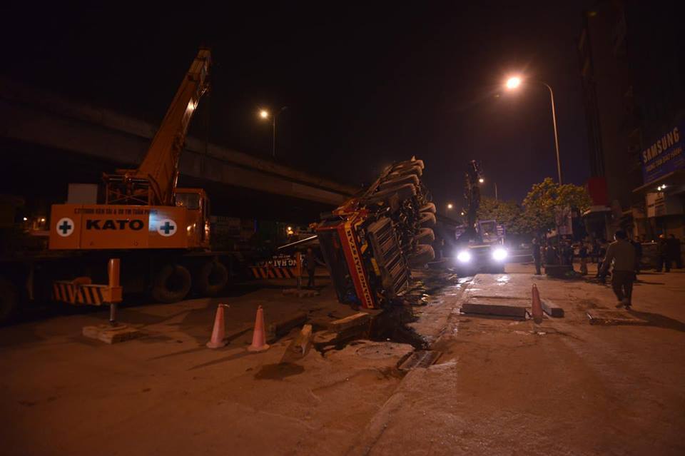 Hà Nội: Cần cẩu trọng tải lớn đổ sập giữa đêm