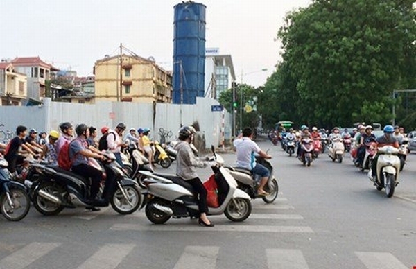 Nếu đề xuất được thông qua thì dù ban ngày, người đi xe máy vẫn bật đèn xe khi lưu thông, nếu không sẽ bị xử phạt.