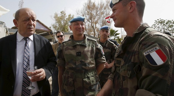 Bộ trưởng Quốc phòng Pháp đứng bên trái